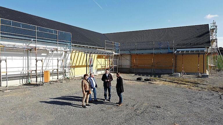 Das Projekt zur Nahversorgung in Waldbrunn wird nach der Übernahme durch die Gemeinde als Inklusionsprojekt gemeinsam mit dem St. Josef-Stift Eisingen als CAP-Markt realisiert werden. Über diese Entwicklung freuen sich (von links) Ilona Englert, pädagogische Leiterin der 'includeo gGmbH', Ernst A. Hestermann (Vorsitzender des St. Josef-Stift Eisingen', Bürgermeister Markus Haberstumpf und Andreas Eirich, kaufmännischer Leiter der 'includeo gGmbH'.