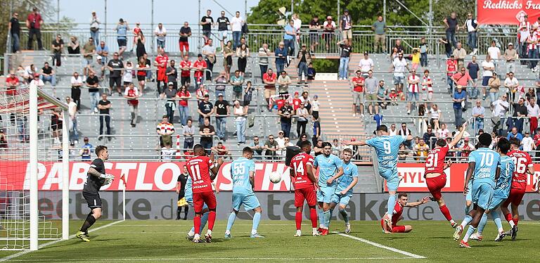 Tim Kraus (Nummer 31) erzielt per Direktabnahme das 3:0 beim 4:0-Sieg der Würzburger Kickers gegen Türkgücü München. Tim Kraus (Nummer 31) erzielt per Direktabnahme das 3:0 beim 4:0-Sieg der Würzburger Kickers gegen Türkgücü München.
