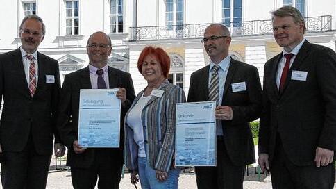 Der Zeiler Altbürgermeister Christoph Winkler (2. von links) bei der Verleihung der Auszeichnung mit (links) Otto Schaaf, Präsident der Deutschen Vereinigung für Wasserwirtschaft, Abwasser und Abfall, Vertretern der Stadt Bad Dürkheim sowie (rechts) Dr. Heinrich Bottermann, Generalsekretär der Deutschen Bundesstiftung Umwelt.