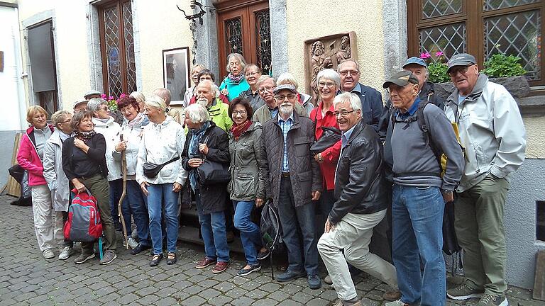 Der St.-Johannis-Chor Karlstadt mit Gästen vor dem Haus der Stiftsbrennerei in Treis-Karden an der Mosel.