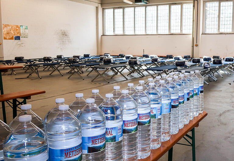 Die Halle am Reuterhaus war innerhalb kürzester Zeit als Notunterkunft eingerichtet worden. Derzeit ist sie voll belegt.