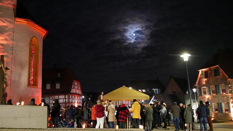 Bei der Escherndorfer Winternacht trug sogar der Mond zum idyllischem Ambiente und der Beleuchtung des Dorfplatzes mit bei.