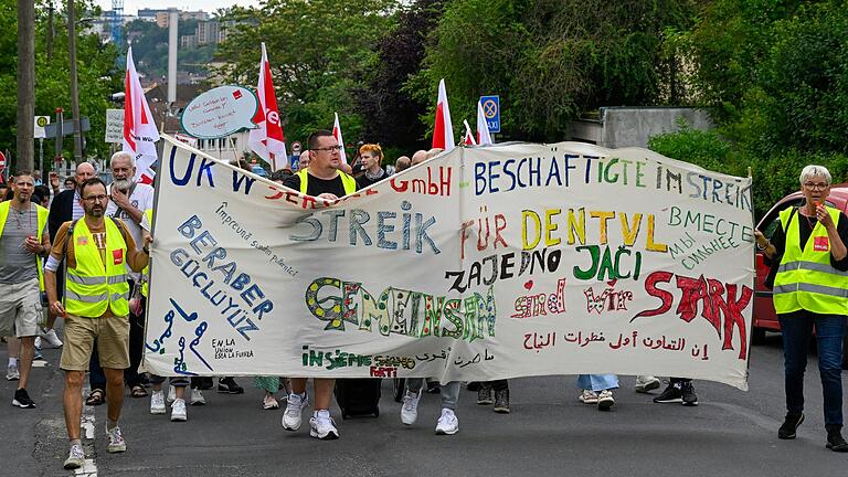 Rund 50 Streikende folgten am Mittwoch dem Aufruf der Dienstleistungsgewerkschaft Verdi zu einem weiteren Protest gegen die 'Zweiklassengesellschaft' an der Würzburger Uniklinik.