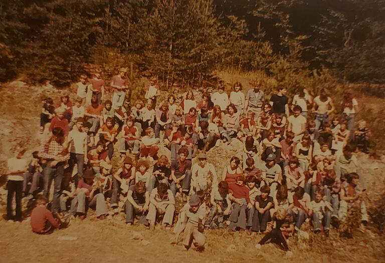 Ein Gruppenbild durfte auch am Ende des Zeltlagers 1978 in Prölsdorf nicht fehlen. Der Platz in Prölsdorf ist einer von vielen, auf denen die KjG Gerolzhofen bereits ihre Zelte aufschlug. Ein Gruppenbild durfte auch am Ende des Zeltlagers 1978 in Prölsdorf nicht fehlen. Der Platz in Prölsdorf ist einer von vielen, auf denen die KjG Gerolzhofen bereits ihre Zelte aufschlug.