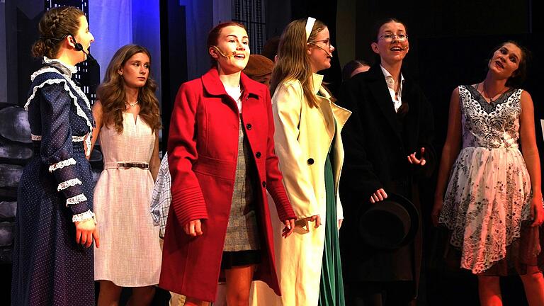 Viele tolle Stimmen und grandiose Klänge machten 'Annie' zu einem ganz besonderen Musical-Erlebnis. Im Bild vorne die Solistinnen Johanna Glos als Annie im roten Mantel, links daneben Maria Vollmer, rechts daneben Julia Müller als Grace und Helene Gebhardt als Milliadär Warbucks