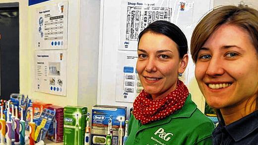 Ingenieurinnen: Christine Turtschany und Marta Botey (von links) zeigen die Auswahl an verfügbaren Handstücken. Ingenieurinnen: Christine Turtschany und Marta Botey (von links) zeigen die Auswahl an verfügbaren Handstücken.