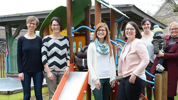 Neuer Vorstand Kita Diebach korrektur       -  Frauenpower: Der neue Vorstand des Sankt-Georg-Vereins Diebach besteht aus Stephanie Looke, Yvonne Heim, Carina Stockmann, Angela Warmuth, Martina Betz, Anna-Lena Ullrich und Barbara Schaub. Die Leitung des Sankt-Georg-Vereins liegt nun bis auf Pfarrer Paul Kowol komplett in Frauenhand.