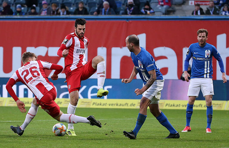 Auch der Versuch mit der Brechstange in der Schlussphase blieb erfolglos: Hier können die Kickers-Akteure Lion Schweers den Ball nicht im Kasten der Hanseaten (Tanju Öztürk und Maximilian Ahlschwede/links).