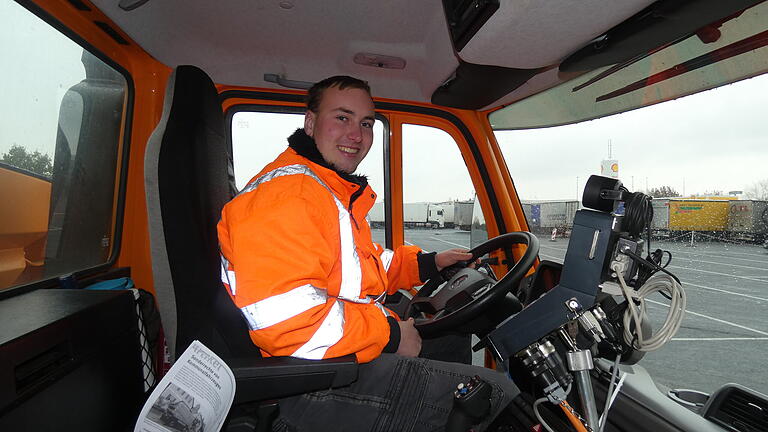 Der frisch ausgelernte Straßenwärter Henri Nicklaus (Foto) ist in diesem Winter das erste Mal alleine mit einem Unimog unterwegs. Beim Fahrsicherheitstraining zeigte der 19-Jährige eine ausgezeichnete Leistung, wie ihm Straßenmeister Otto Stark bescheinigte.