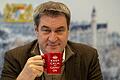 Ruhe bewahren, weitermachen: Bayerns Ministerpräsident Markus Söder (CSU) mit einem Exemplar aus seiner beeindruckenden Kaffeetassen-Sammlung.