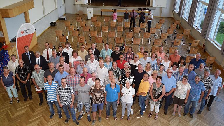 Vertreter des Bayerischen Roten Kreuzes und Landrat Helmut Weiß ehrten in der Uffenheimer Stadthalle langjährige Blutspender.