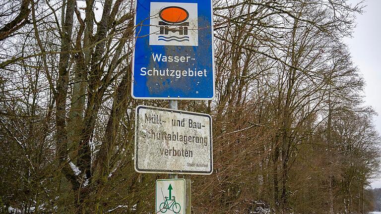 'Müll- und Bauschuttablagerung verboten': In Halsheim wurde auf einer Länge von mehreren hundert Metern Unrat abgelagert – mitten im Wasserschutzgebiet. Die Müllberge befinden sich direkt nach diesem Hinweisschild. 'Müll- und Bauschuttablagerung verboten': In Halsheim wurde auf einer Länge von mehreren hundert Metern Unrat abgelagert – mitten im Wasserschutzgebiet. Die Müllberge befinden sich direkt nach diesem Hinweisschild.