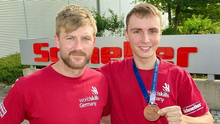 Stolz auf die Bronze-Medaille: Dennis Gramm (rechts) mit seinem Trainer  Benno Uhlmann.