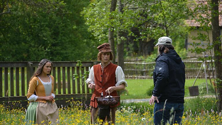 Märchendreh im Museum       -  Drehort Fränkisches Freilandmuseum Fladungen. Ein großes Aufgebaut an Filmleuten war am gestrigen Donnerstag in Fladungen, wo der Märchenfilm 'Siebenschön' gedreht wird. Regisseur Carsten Fiebeler gibt Kurt und Siebenschön letzte Anweisungen vor dem Dreh.