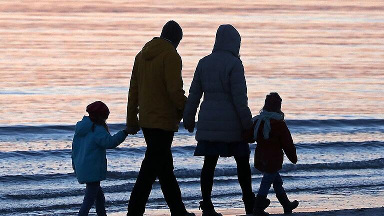 KINA - Die neue Regierung hat einiges vor - Bei jedem dritten Neugeborenen sind die Eltern mittlerweile nicht verheiratet. Um das Kind abzusichern, muss man vorsorgen – am einfachsten geht das privat. KINA - Die neue Regierung hat einiges vor - Bei jedem dritten Neugeborenen sind die Eltern mittlerweile nicht verheiratet. Um das Kind abzusichern, muss man vorsorgen – am einfachsten geht das privat.