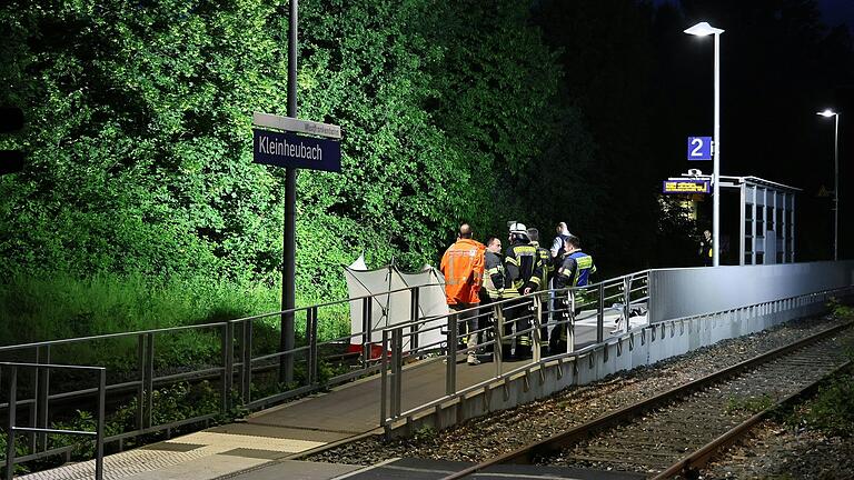 Rettungskräfte stehen am Bahnsteig in Kleinheubach.&nbsp;