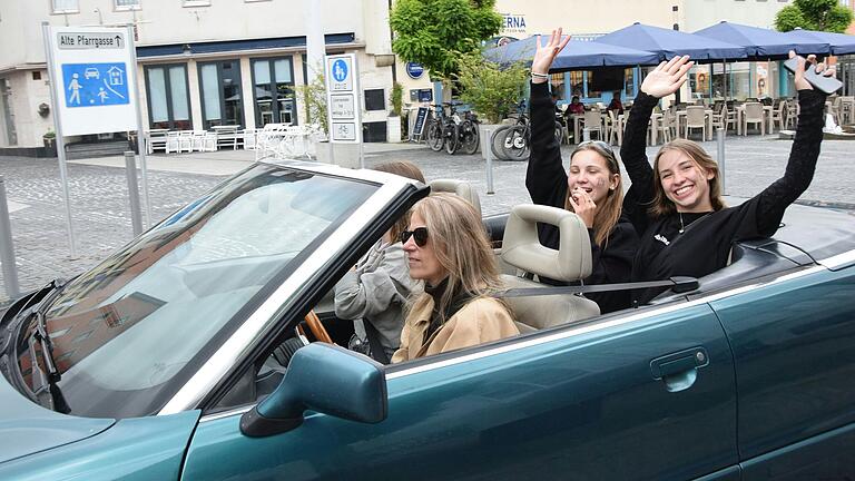 Autokorso rund um Bad Neustadts Marktplatz: Die Freude war riesig. Autokorso rund um Bad Neustadts Marktplatz: Die Freude war riesig. 