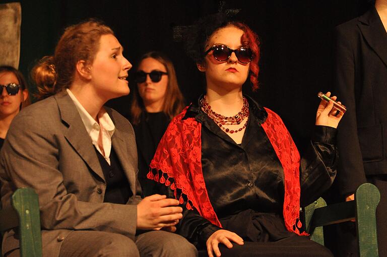 Claire Zachanassian (Kim Schneppeldt, rechts) und Alfred Ill (Freya Kohlhepp) Claire Zachanassian (Kim Schneppeldt, rechts) und Alfred Ill (Freya Kohlhepp)