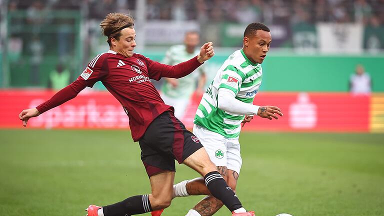 SpVgg Greuther Fürth - 1. FC Nürnberg       -  Nürnbergs Caspar Jander (links) kämpft gegen den Fürther Roberto Massimo um den Ball.