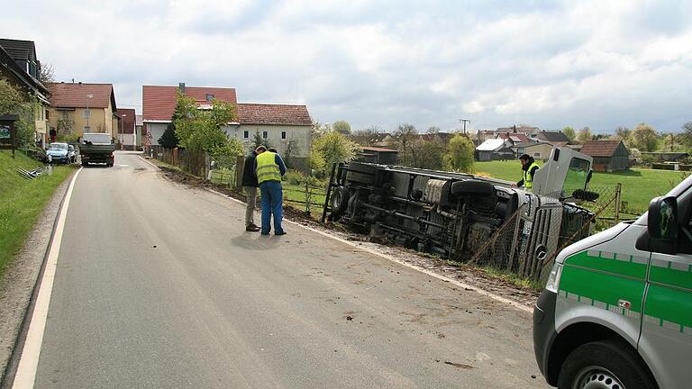 Lastwagen stürzt Böschung hinab       -  (lies)   Ein Lastwagen hat sich am Dienstagvormittag um 9.40 Uhr in die Kleingärten am Ortsausgang von Seifriedsburg in Richtung Schönau gelegt. Der von der Hainbuche kommende Fahrer war mit seinem Zwölftonner noch innerorts auf der schmalen Staatsstraße an einem abgestellten Lastwagen vorbeigefahren, dabei mit den linken Rädern auf das vom Regen durchweichte Bankett geraten und nach wenigen Metern die Böschung hinabgerutscht und umgekippt. Der Lastwagen musste mit einem Autokran geborgen werden. Menschen waren nicht zu Schaden gekommen.