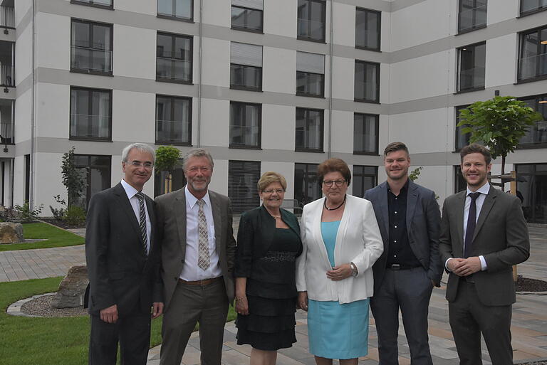 Bei der Einweihung der Seniorenresidenz Kist (von links): Bürgermeister Volker Faulhaber, Gerhard Preißner, Maria Preißner, Landtagspräsidentin Barbara Stamm, Florian Preißner, Sebastian Preißner.