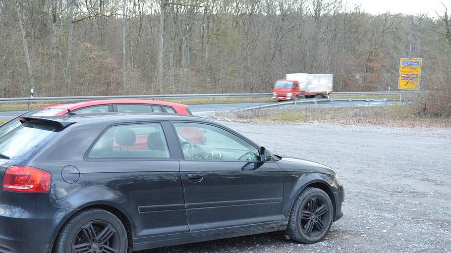 Es gibt Überlegungen, diese Fläche an der Staatsstraße 2445, an der Einfahrt zu den Münnerstädter Windrädern, als offiziellen Pendler-Parkpatz auszuweisen.  Foto: Isolde Krapf       -  Es gibt Überlegungen, diese Fläche an der Staatsstraße 2445, an der Einfahrt zu den Münnerstädter Windrädern, als offiziellen Pendler-Parkpatz auszuweisen.  Foto: Isolde Krapf