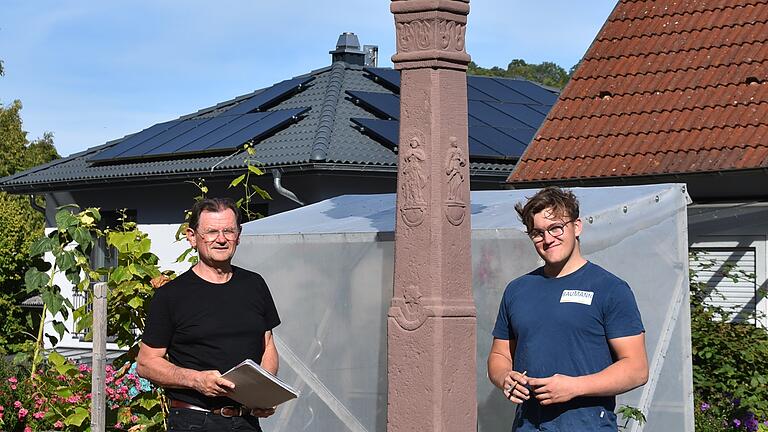 Erneut durch Spenden finanziert, der von Bildhauer Winfried Baumann und dem Auszubildenden Aron Baumann restaurierte Bildstock Maria-Krönung an der Kirche im Bieberehrener Ortsteil Klingen.