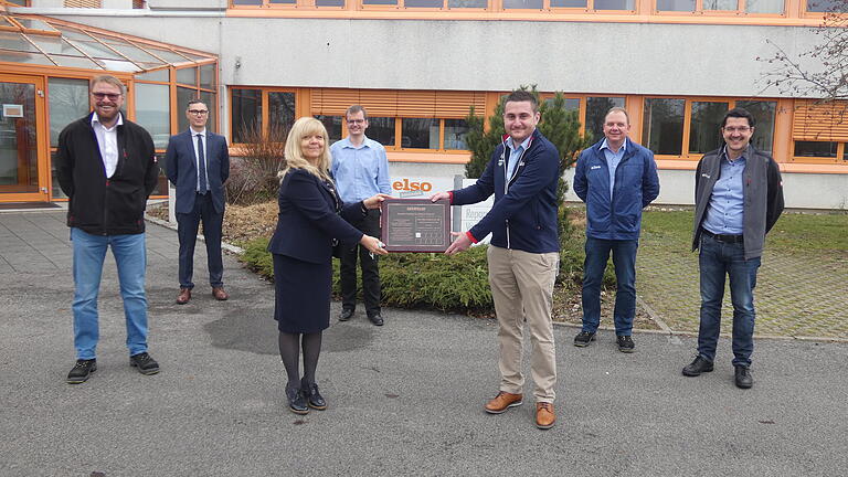 Die ELSO Elbe GmbH &amp; Co. KG in Hofheim wurde mit dem Platin-Lieferanten-Award der Firma Caterpillar ausgezeichnet (von links): Christian Endres (Technische Leitung/Production manager ELSO Elbe GmbH &amp; Co. KG), Lorenzo Barucca (Head of Sales/ Elbe Holding GmbH &amp; Co. KG), Ines Tuch (Key Account Manager ELSO Elbe GmbH), Christian Weinmann (Technisches Büro ELSO Elbe GmbH), Sylvain Porkolab (Category Buyer Caterpillar Energy &amp; Transportation Drivetrain – Europe), Alexander Krapf (Leiter Flanscheabteilung), Uwe Schwappach (Quality Manager ELSO Elbe GmbH &amp; Co. KG).