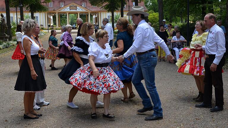 Der Western- oder Tellerrock der Frauen gehört zum Square-Dance dazu, wie hier bei einer Veranstaltung mit den Saaletal-Dancers in  Bad Bocklet.