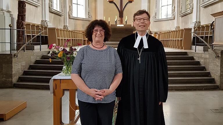 Dekan Slenczka würdigt die Verdienste von Eva-Maria Hartmann während der Andacht in St. Stephan.
