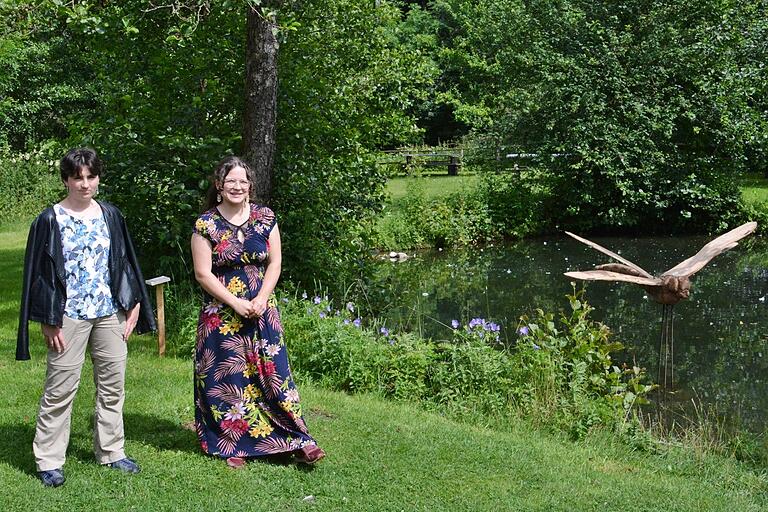 'Anisoptera' nennen Clara Urban und Johanna Jagusch ihre 'Libelle', die im kleinen Teich des Freilandmuseums steht.