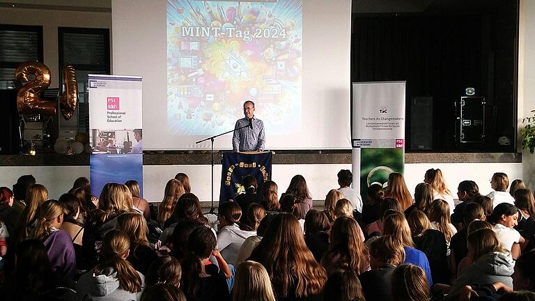 Prof. Dr. Thomas Trefzger von der Universität Würzburg eröffnet den MINT-Tag an der Maria-Ward-Schule Würzburg.