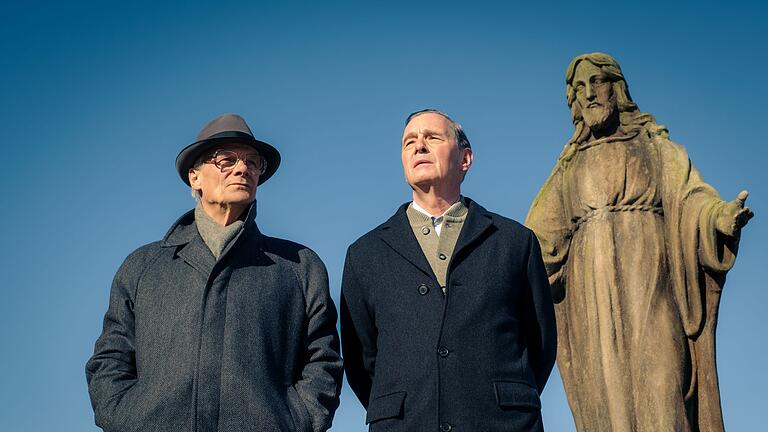 TV Ausblick 3sat - &bdquo;Honecker und der Pastor&rdquo;       -  Honecker (Edgar Selge, l.) und Holmer (Hans-Uwe Bauer, r.) sind auf dem Weg zum See.