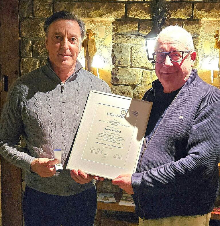 Obermeister Thomas Lößlein (links) gratulierte Harald Schütz zur Verleihung der Ehrennadel mit Silberkranz für sein 'herausragendes ehrenamtliches Engagement'. Obermeister Thomas Lößlein (links) gratulierte Harald Schütz zur Verleihung der Ehrennadel mit Silberkranz für sein 'herausragendes ehrenamtliches Engagement'.