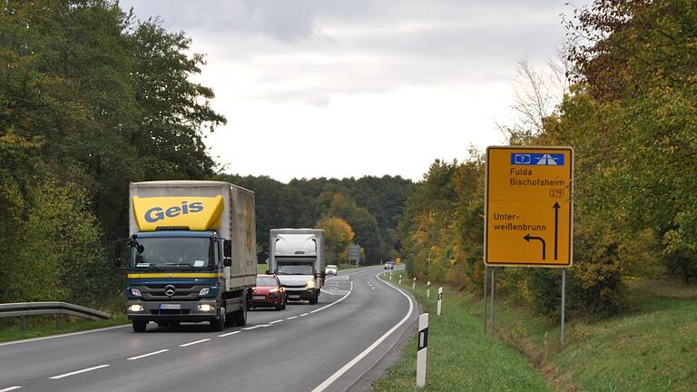 Immer wieder staut sich auf der B 279 der Verkehr hinter Lkw oder langsamer fahrenden Pkw. Die Überholmöglichkeiten sind dünn gesät. In absehbarer Zukunft könnte es Abhilfe geben. Das Staatliche Bauamt Schweinfurt führt derzeit Voruntersuchungen durch, wo der Bau einer dritten Spur möglich ist.