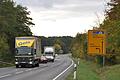 Immer wieder staut sich auf der B 279 der Verkehr hinter Lkw oder langsamer fahrenden Pkw. Die Überholmöglichkeiten sind dünn gesät. In absehbarer Zukunft könnte es Abhilfe geben. Das Staatliche Bauamt Schweinfurt führt derzeit Voruntersuchungen durch, wo der Bau einer dritten Spur möglich ist.