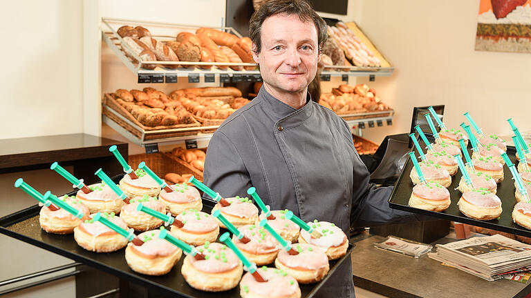 Thomas Scheckenbach präsentiert am Samstag in den Verkaufsräumen seiner Bäckerei in Giebelstadt seine Corona-Krapfen.