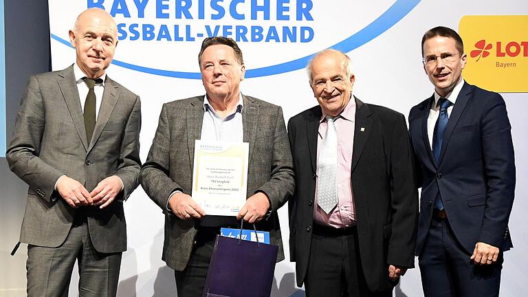 Ehrenamtspreisträger Rudolf Kerl (Zweiter von links) mit DFB-Präsident Bernd Neuendorf, dem Würzburger Kreisehrenamtsbeauftragten Ludwig Bauer und BFV-Präsident Christoph Kern.