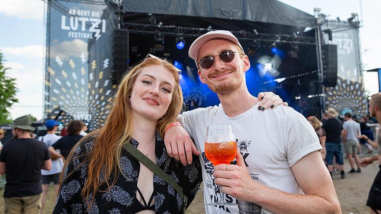 Mariah McDaniels und Johannes Lange loben die Hygiene auf dem Festival Mariah McDaniels und Johannes Lange loben die Hygiene auf dem Festival