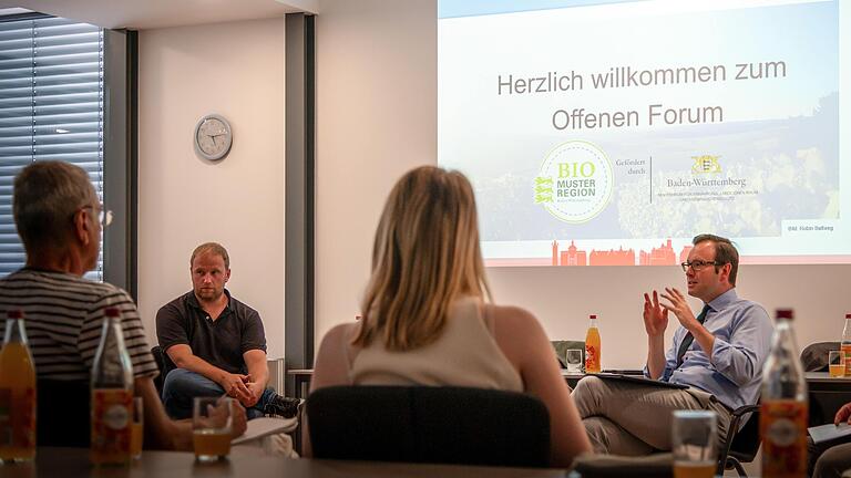 Regionalmanager Stefan Fiedler (links) und Erster Landesbeamter Florian Busch (rechts) beim Offenen Forum 2023: Das Regionalmanagement gab Einblicke in die Arbeit der Bio-Musterregion Main-Tauber-Kreis.