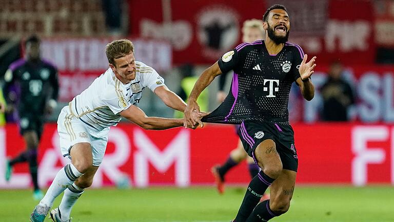 1. FC Saarbrücken - Bayern München       -  Münchens Eric Maxim Choupo-Moting (r) und Saarbrückens Manuel Zeitz kämpfen um den Ball.