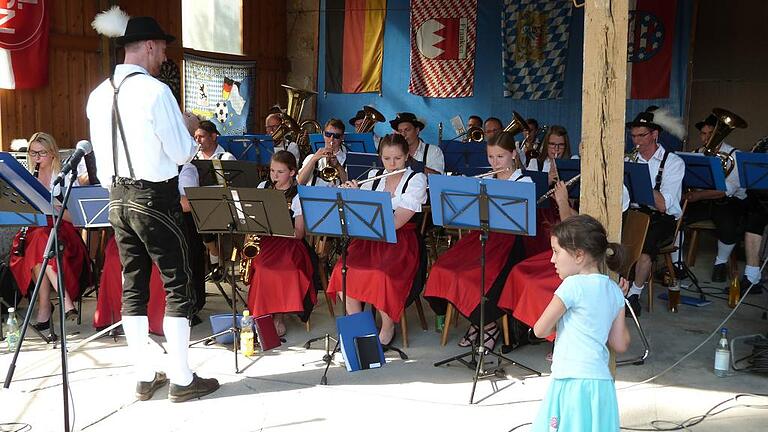 Entspannung mit Musik beim Pfarrfest       -  (ki)   Das Pfarrfest der Prölsdorfer lockte Besucher bei strahlendem Wetter in den Pfarrhof, um bei Kaffee und Kuchen, bei Bier, Bratwürsten und Steaks den Klängen der Heimatkapelle Prölsdorf unter der Leitung ihres Dirigenten Markus Müller zu lauschen und sich zu entspannen. Auch eine Tombola mit vielen Preisen fand statt. Der Hauptgewinn, ein Reisegutschein der Firma Spörrlein aus Burgebrach über 500 Euro, ging an Barbara Krause aus Prölsdorf. Als Glücksfee hatte Diakon Erich Müller fungiert.