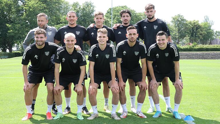 Trainingsauftakt beim FC 05 Schweinfurt: Mit dabei waren neben dem neuen Trainer Christian Gmünder (hinten links) auch die Zugänge (hinten von links) Dominic Schmidt (FC Augsburg II), Lukas Aigner (Chemnitzer FC), Georgios Spanoudakis (Wacker Burghausen), Lucas Zeller (TSG Hoffenheim II) sowie vorne Jacob Engel, Alexander Bazdrigiannis (beide SC Freiburg II), Julius Landeck (TSV Großbardorf), Severo Sturm (TSV Abtswind) und Fabian Cavadias (FC Ingolstadt 04). Es fehlt: Pascal Moll (1. FC Nürnberg II).