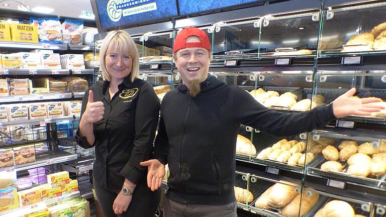 Axel Schmitt erklärt zusammen mit der verantwortlichen Mitarbeiterin des Edeka-Markts Volkach, Katharina Pfriem, die digitale Verkaufstheke.
