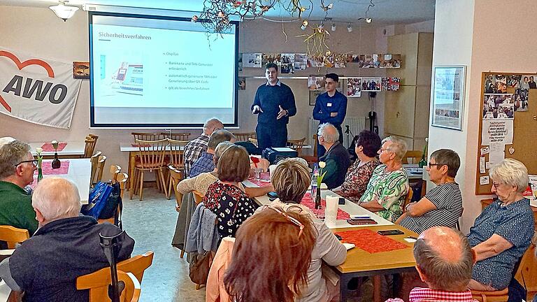 Linus Büscher von der Sparkasse Mainfranken erklärt Online-Banking den Besuchern im AWO-Clubheim. Linus Büscher von der Sparkasse Mainfranken erklärt Online-Banking den Besuchern im AWO-Clubheim.