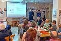 Linus Büscher von der Sparkasse Mainfranken erklärt Online-Banking den Besuchern im AWO-Clubheim.