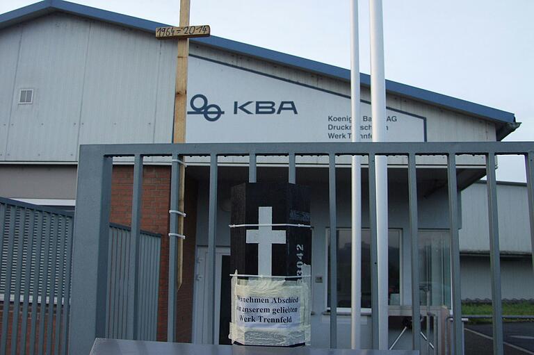 Ein Sarg und ein Kreuz waren als Protest gegen die Schließung 2014 am Werkstor von Koenig & Bauer in Trennfeld aufgestellt. Ein Sarg und ein Kreuz waren als Protest gegen die Schließung 2014 am Werkstor von Koenig & Bauer in Trennfeld aufgestellt.