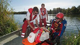 Riskantes Baden im Fluss       -  Bleiben Sie nicht zu lange im Wasser. Flüsse erwärmen sich nicht so stark wie Wasser in Seen und Bädern. Dadurch kann die Körpertemperatur nicht dauerhaft aufrecht erhalten werden und es besteht die Gefahr der Unterkühlung.