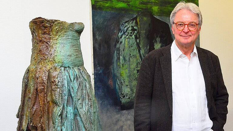 Eckhard Kremers stellt zum zweiten Mal in der Sparkassengalerie aus. Im Bild mit der Skulptur &bdquo;Amazone II&ldquo;.