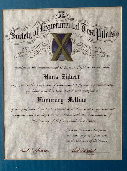 Zertifikat über die Aufnahme von Hans Zübert als Ehrenmitglied der US-Vereinigung von Testpiloten für Experimentalflugzeuge. Zertifikat über die Aufnahme von Hans Zübert als Ehrenmitglied der US-Vereinigung von Testpiloten für Experimentalflugzeuge.